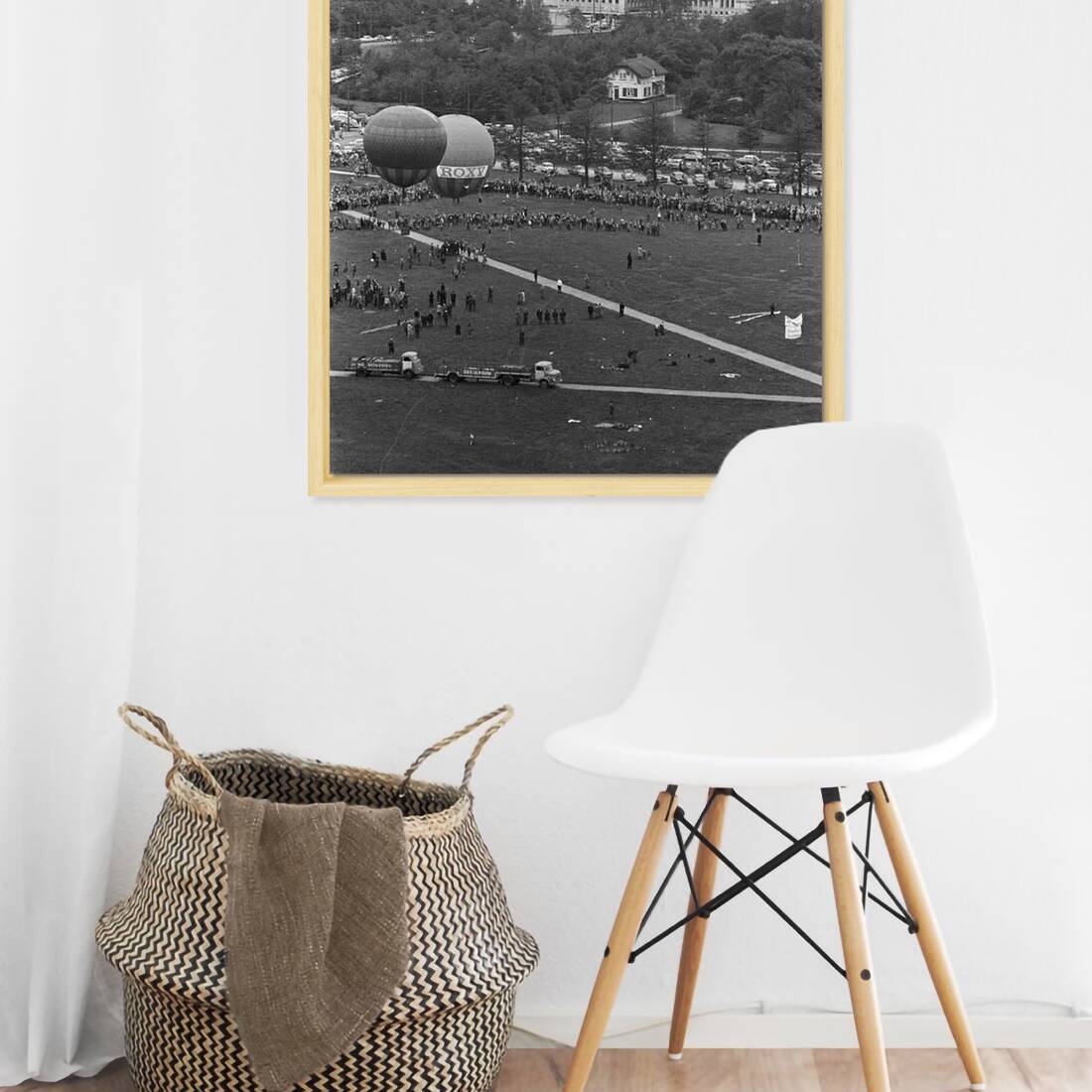 Zwart-witfoto uit 1962 van ballonvaarders boven Den Haag. – canvas naturel baklijst in keuken
