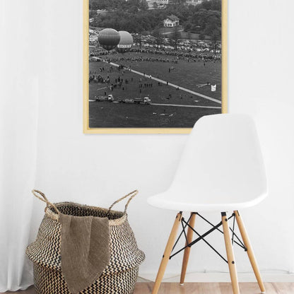 Zwart-witfoto uit 1962 van ballonvaarders boven Den Haag. – canvas naturel baklijst in keuken
