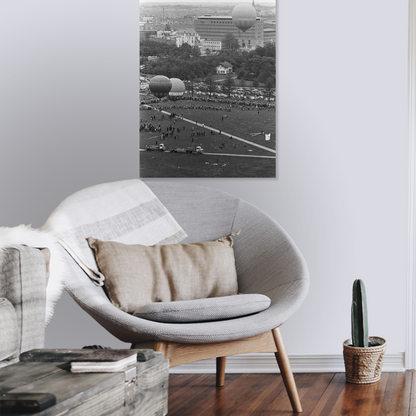 Zwart-witfoto uit 1962 van ballonvaarders boven Den Haag. – canvas zonder lijst in leeshoek