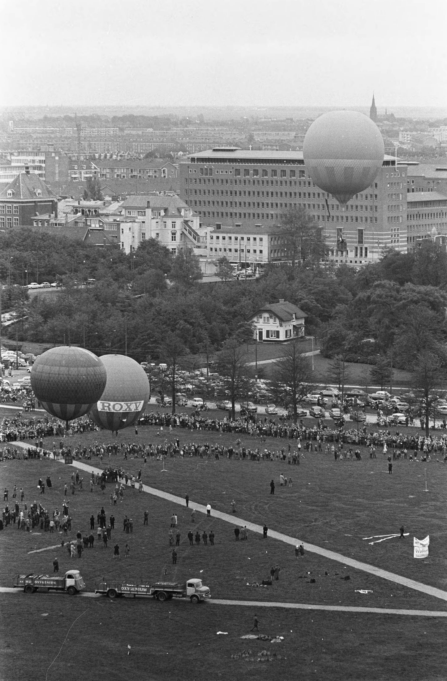 Zwart-witfoto uit 1962 van ballonvaarders boven Den Haag.