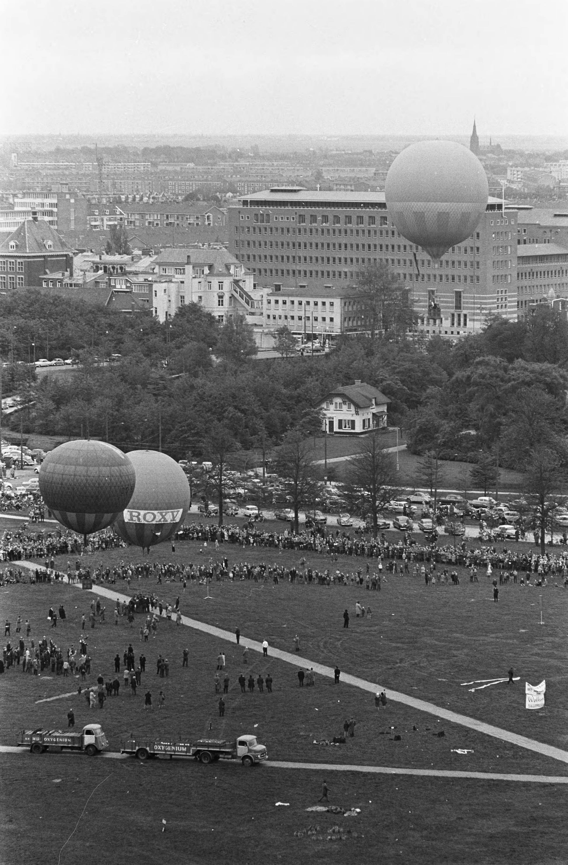 Zwart-witfoto uit 1962 van ballonvaarders boven Den Haag.