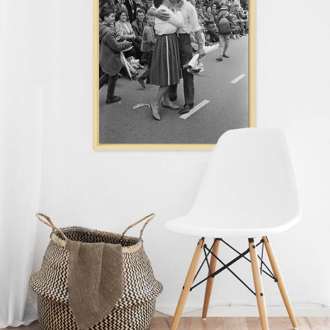 Zwart-witfoto uit 1965 van de aankomst van wandelaars op de laatste dag van de Vierdaagse in Nijmegen. – canvas naturel baklijst in keuken