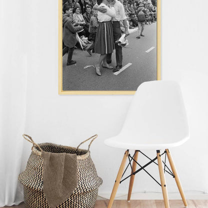 Zwart-witfoto uit 1965 van de aankomst van wandelaars op de laatste dag van de Vierdaagse in Nijmegen. – canvas naturel baklijst in keuken