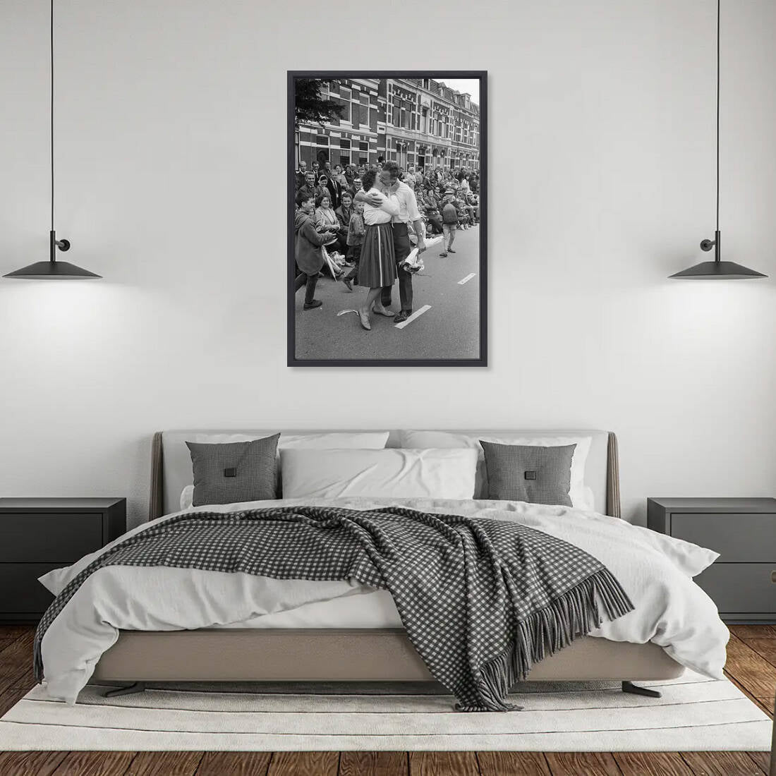 Zwart-witfoto uit 1965 van de aankomst van wandelaars op de laatste dag van de Vierdaagse in Nijmegen. – canvas zwarte baklijst in slaapkamer
