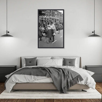 Zwart-witfoto uit 1965 van de aankomst van wandelaars op de laatste dag van de Vierdaagse in Nijmegen. – canvas zwarte baklijst in slaapkamer