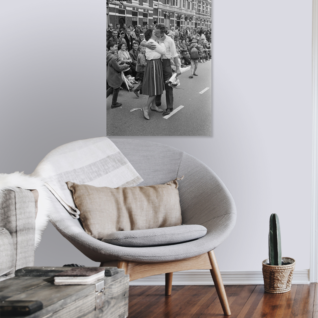 Zwart-witfoto uit 1965 van de aankomst van wandelaars op de laatste dag van de Vierdaagse in Nijmegen. – canvas zonder lijst in leeshoek