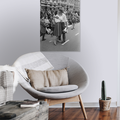 Zwart-witfoto uit 1965 van de aankomst van wandelaars op de laatste dag van de Vierdaagse in Nijmegen. – canvas zonder lijst in leeshoek