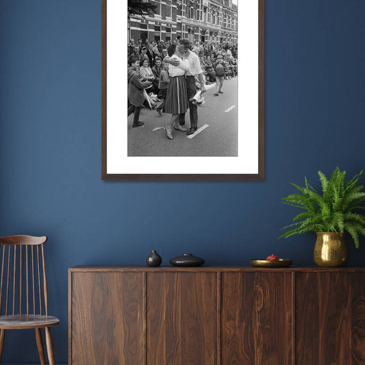 Zwart-witfoto uit 1965 van de aankomst van wandelaars op de laatste dag van de Vierdaagse in Nijmegen. – donkerbruine wissellijst in woonkamer