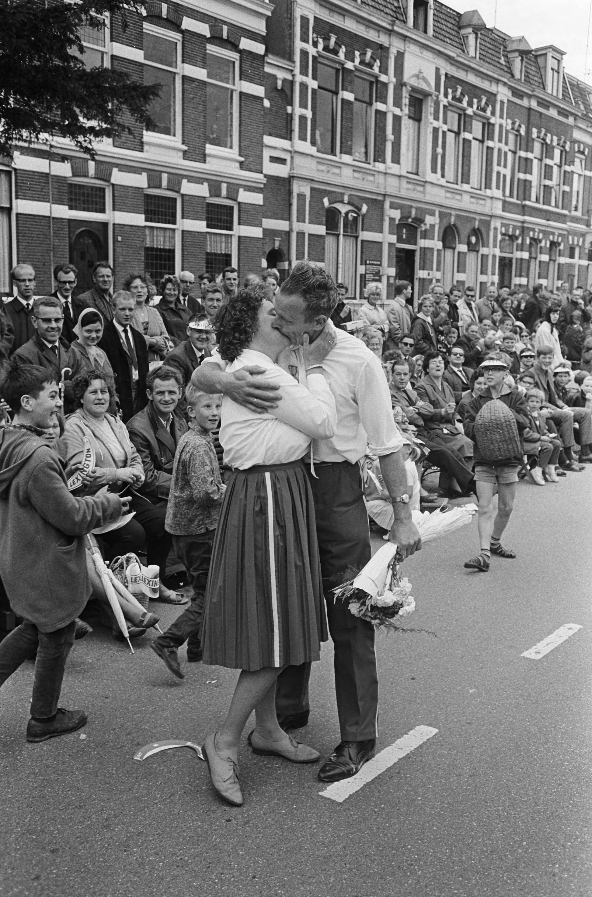 Zwart-witfoto uit 1965 van de aankomst van wandelaars op de laatste dag van de Vierdaagse in Nijmegen.
