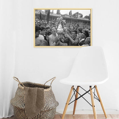 Zwart-witfoto uit 1968 van spelers van ADO Den Haag met de KNVB-beker na de finale tegen Ajax. – canvas naturel baklijst in keuken