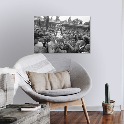 Zwart-witfoto uit 1968 van spelers van ADO Den Haag met de KNVB-beker na de finale tegen Ajax. – canvas zonder lijst in leeshoek
