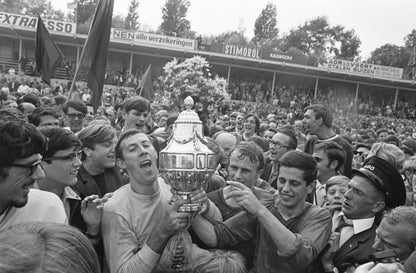 Zwart-witfoto uit 1968 van spelers van ADO Den Haag met de KNVB-beker na de finale tegen Ajax.