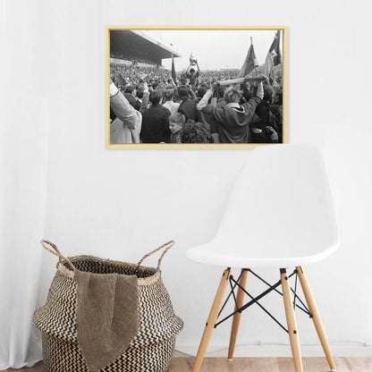 Zwart-witfoto uit 1968 van ADO-spelers met de KNVB-beker in Den Haag. – canvas naturel baklijst in keuken