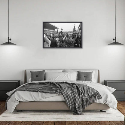 Zwart-witfoto uit 1968 van ADO-spelers met de KNVB-beker in Den Haag. – canvas zwarte baklijst in slaapkamer