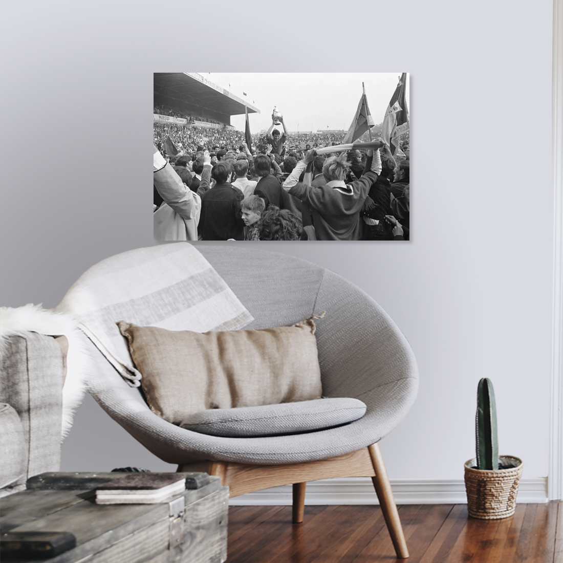 Zwart-witfoto uit 1968 van ADO-spelers met de KNVB-beker in Den Haag. – canvas zonder lijst in leeshoek