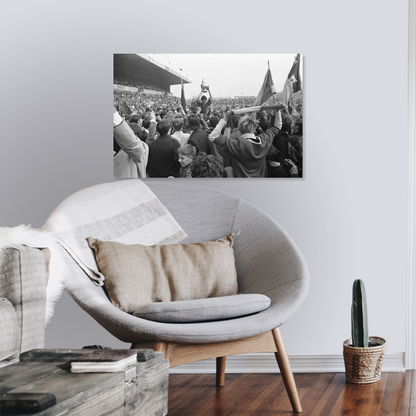 Zwart-witfoto uit 1968 van ADO-spelers met de KNVB-beker in Den Haag. – canvas zonder lijst in leeshoek
