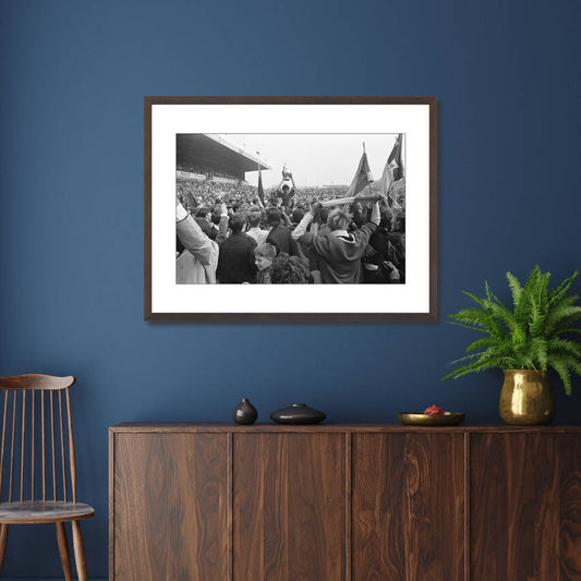 Zwart-witfoto uit 1968 van ADO-spelers met de KNVB-beker in Den Haag. – donkerbruine wissellijst in woonkamer
