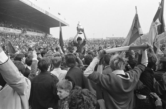 Zwart-witfoto uit 1968 van ADO-spelers met de KNVB-beker in Den Haag.