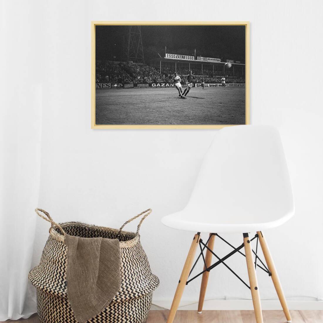 Zwart-witfoto uit 1968 van de Europacupwedstrijd ADO Den Haag tegen Graz AK. – canvas naturel baklijst in keuken