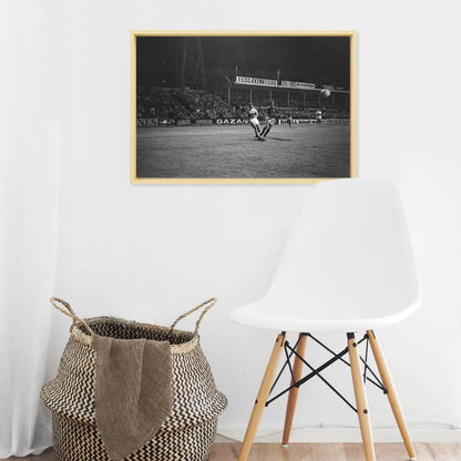 Zwart-witfoto uit 1968 van de Europacupwedstrijd ADO Den Haag tegen Graz AK. – canvas naturel baklijst in keuken