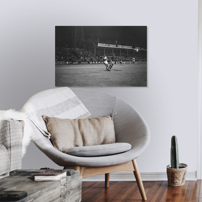 Zwart-witfoto uit 1968 van de Europacupwedstrijd ADO Den Haag tegen Graz AK. – canvas zonder lijst in leeshoek