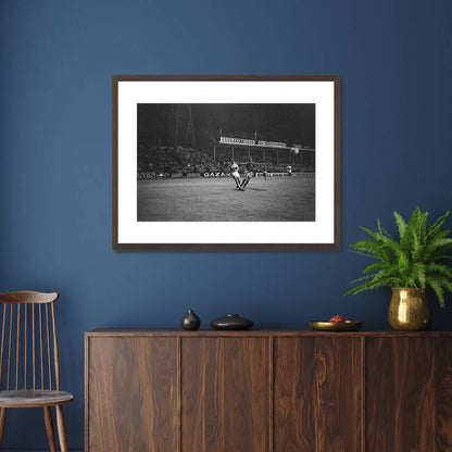 Zwart-witfoto uit 1968 van de Europacupwedstrijd ADO Den Haag tegen Graz AK. – donkerbruine wissellijst in woonkamer