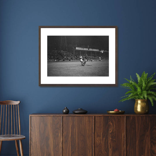 Zwart-witfoto uit 1968 van de Europacupwedstrijd ADO Den Haag tegen Graz AK. – donkerbruine wissellijst in woonkamer