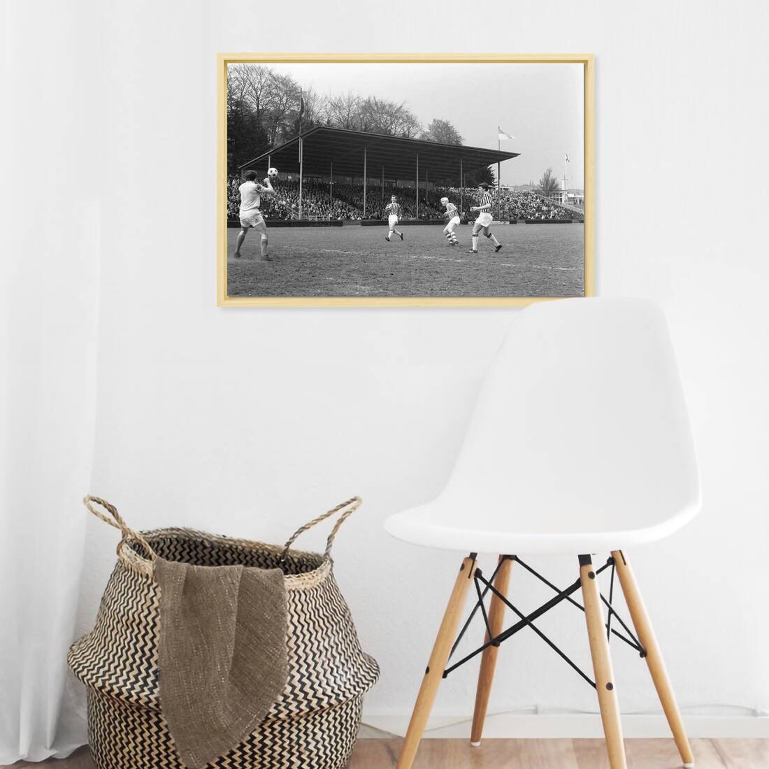 Zwart-witfoto uit 1969 van Vitesse-doelman Van der Zwaard tijdens Vitesse - PSV in Arnhem. – canvas naturel baklijst in keuken