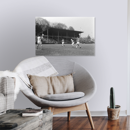 Zwart-witfoto uit 1969 van Vitesse-doelman Van der Zwaard tijdens Vitesse - PSV in Arnhem. – canvas zonder lijst in leeshoek