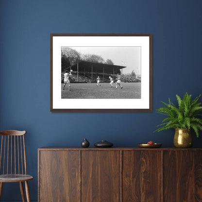 Zwart-witfoto uit 1969 van Vitesse-doelman Van der Zwaard tijdens Vitesse - PSV in Arnhem. – donkerbruine wissellijst in woonkamer