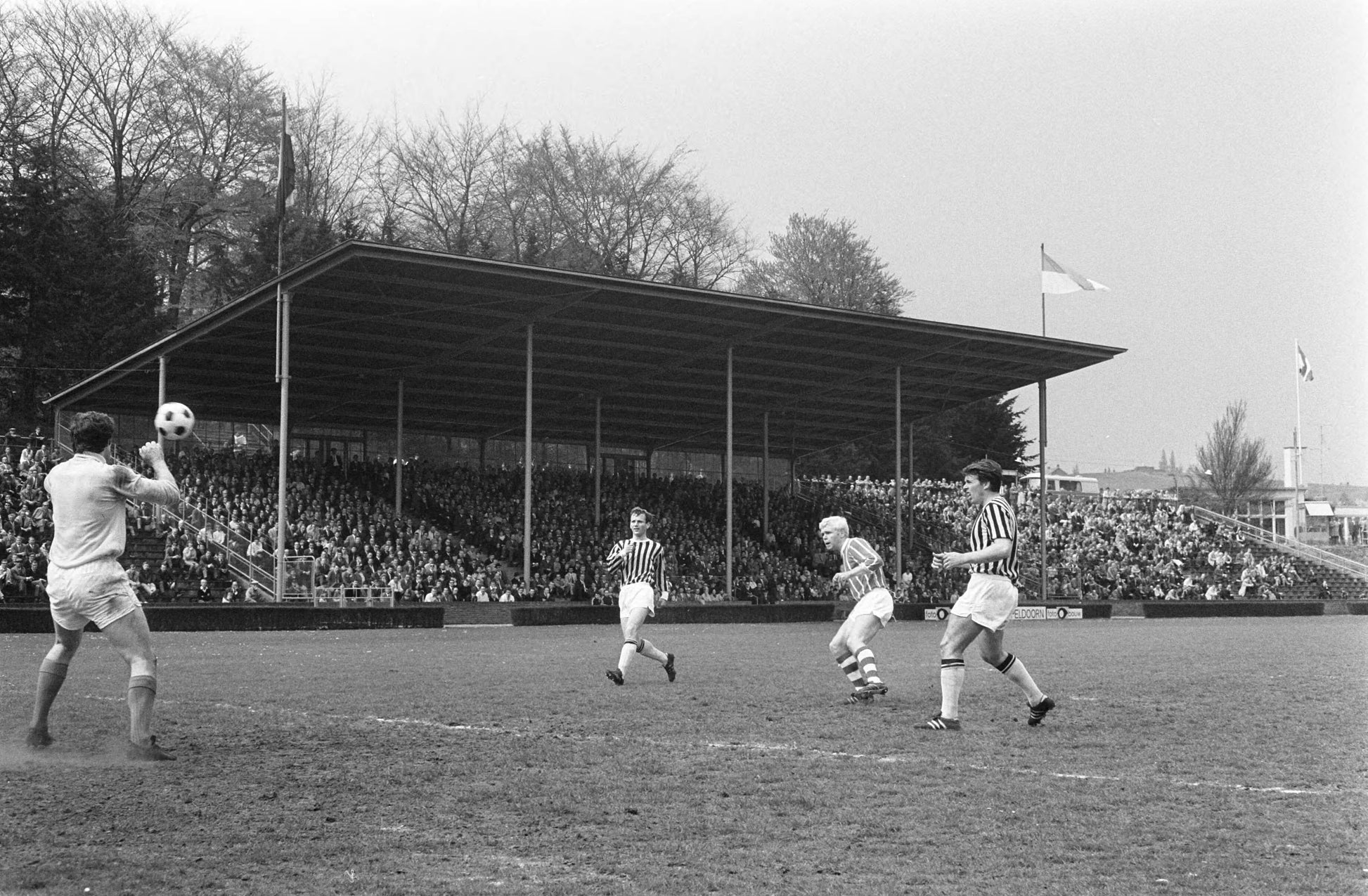 Zwart-witfoto uit 1969 van Vitesse-doelman Van der Zwaard tijdens Vitesse - PSV in Arnhem.