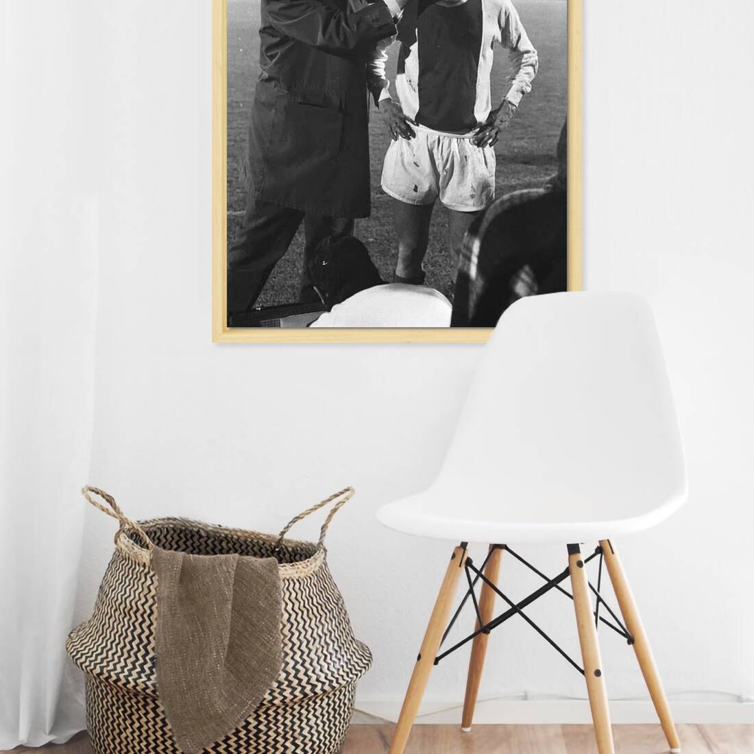 Zwart-witfoto uit 1971 van Johan Cruijff die wordt verzorgd door Ajax-clubarts Rolink in Amsterdam. – canvas naturel baklijst in keuken