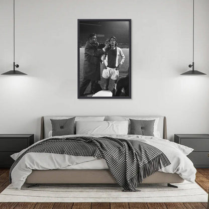 Zwart-witfoto uit 1971 van Johan Cruijff die wordt verzorgd door Ajax-clubarts Rolink in Amsterdam. – canvas zwarte baklijst in slaapkamer