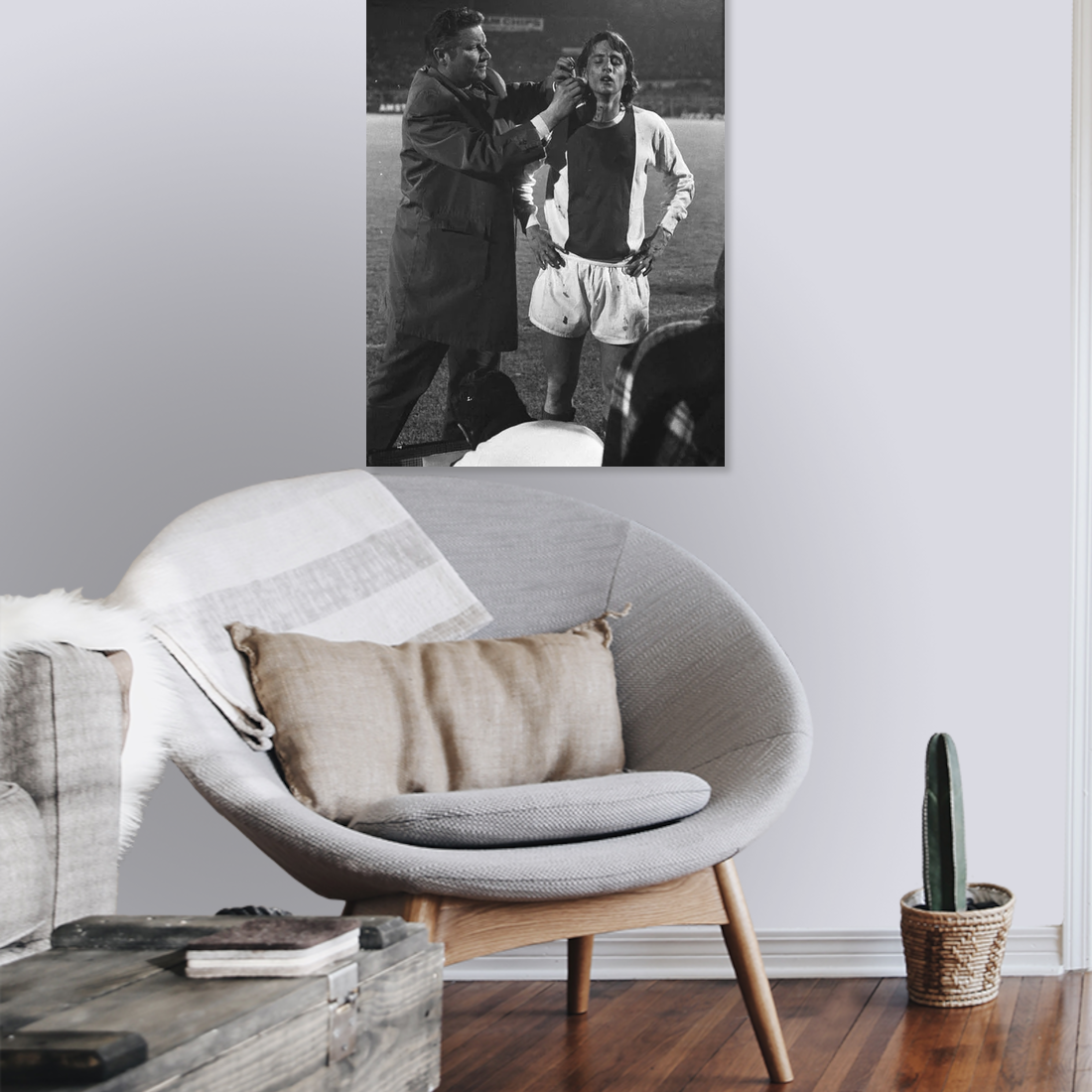 Zwart-witfoto uit 1971 van Johan Cruijff die wordt verzorgd door Ajax-clubarts Rolink in Amsterdam. – canvas zonder lijst in leeshoek