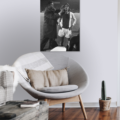 Zwart-witfoto uit 1971 van Johan Cruijff die wordt verzorgd door Ajax-clubarts Rolink in Amsterdam. – canvas zonder lijst in leeshoek