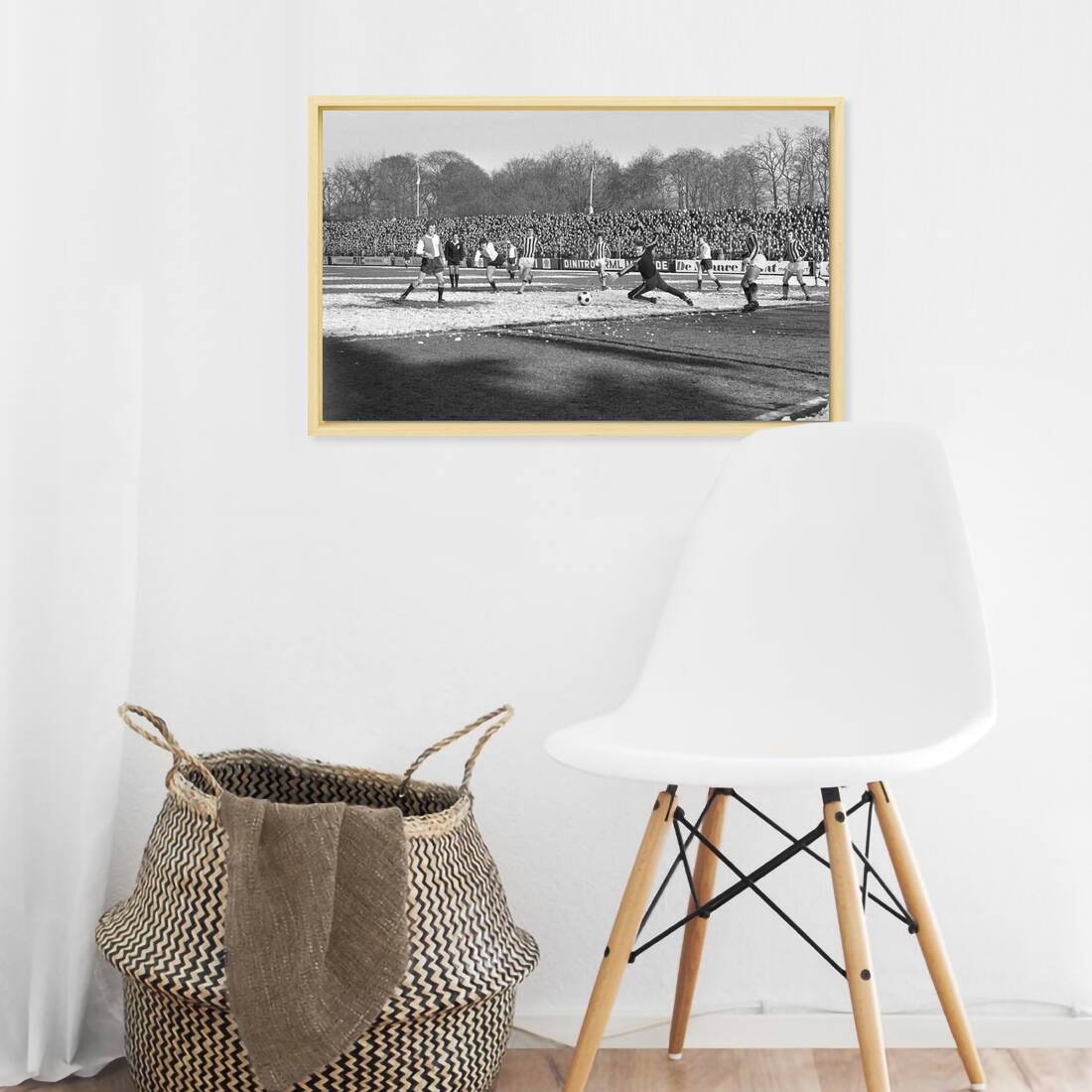 Zwart-witfoto uit 1972 van een spelmoment uit Vitesse - Feyenoord in Arnhem. – canvas naturel baklijst in keuken