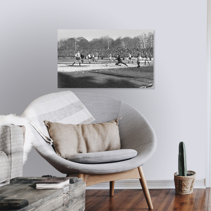 Zwart-witfoto uit 1972 van een spelmoment uit Vitesse - Feyenoord in Arnhem. – canvas zonder lijst in leeshoek