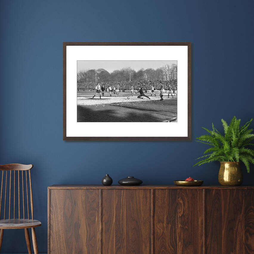 Zwart-witfoto uit 1972 van een spelmoment uit Vitesse - Feyenoord in Arnhem. – donkerbruine wissellijst in woonkamer