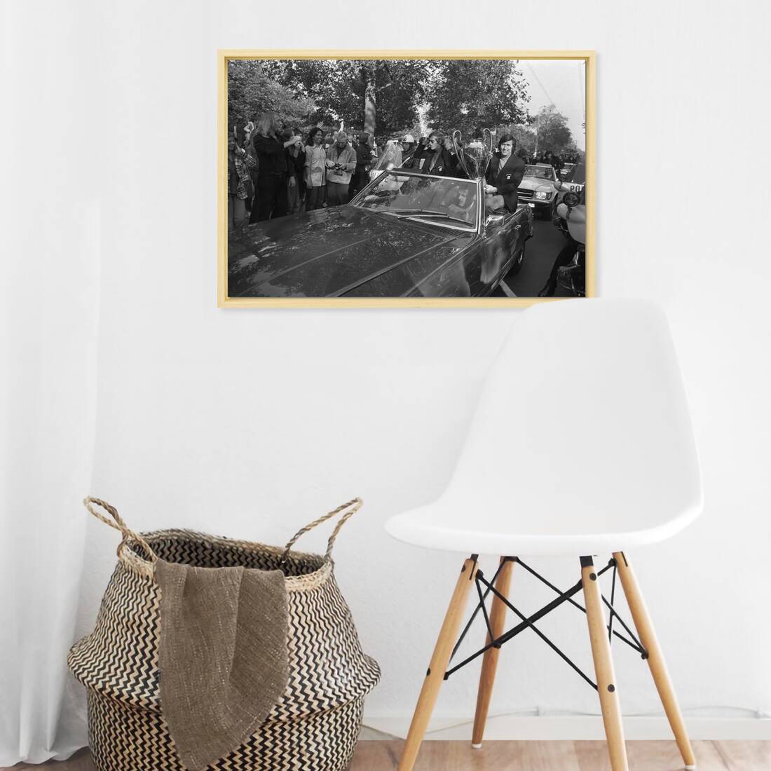 Zwart-witfoto uit 1972 van Ajax-spelers Piet Keizer, Johan Cruijff en Sjaak Swart met de KNVB-beker. – canvas naturel baklijst in keuken