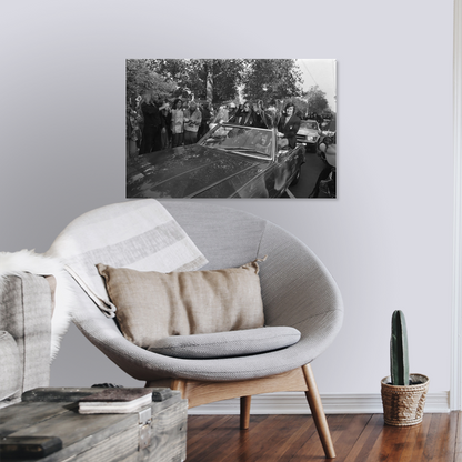 Zwart-witfoto uit 1972 van Ajax-spelers Piet Keizer, Johan Cruijff en Sjaak Swart met de KNVB-beker. – canvas zonder lijst in leeshoek