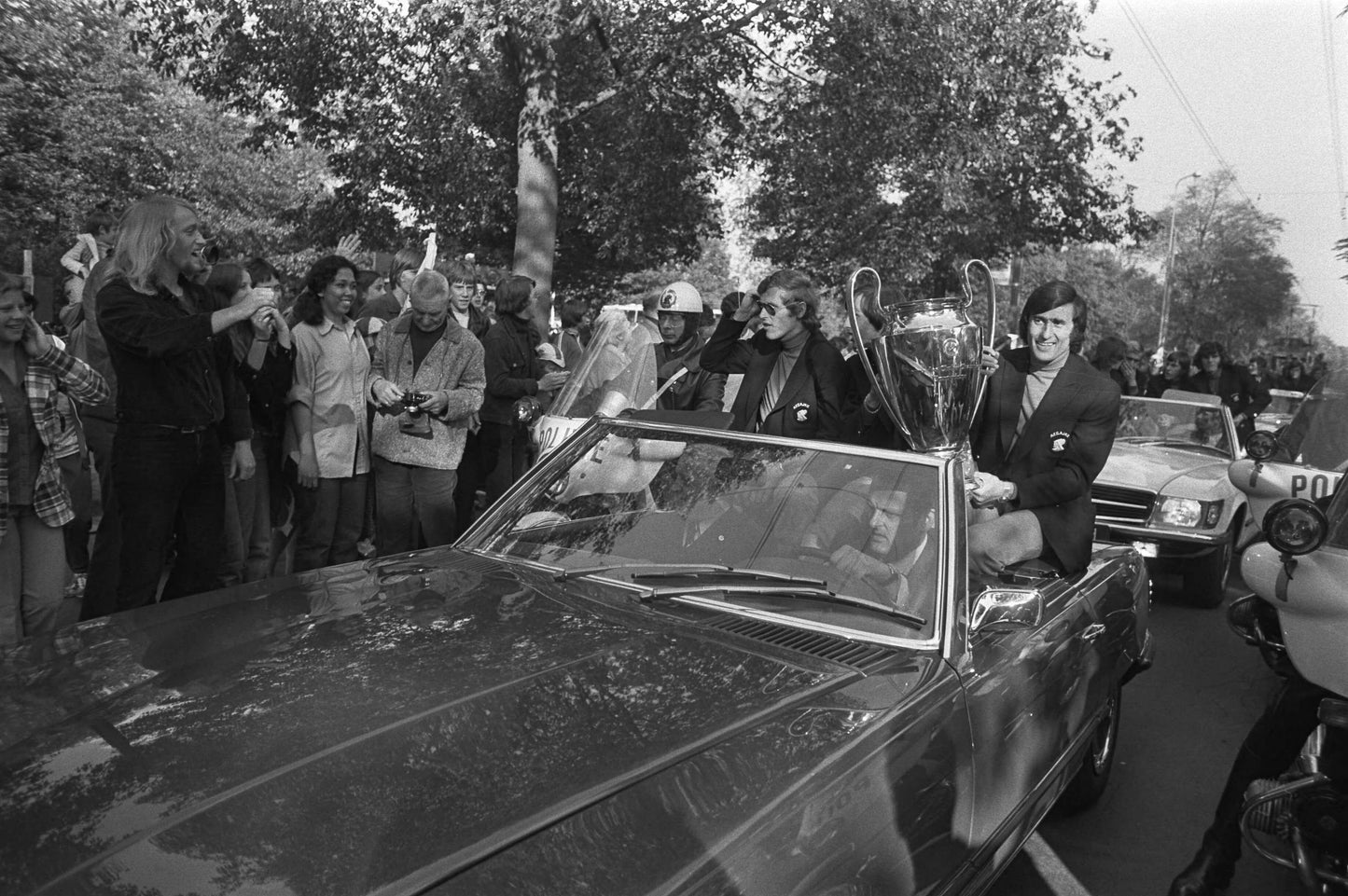 Zwart-witfoto uit 1972 van Ajax-spelers Piet Keizer, Johan Cruijff en Sjaak Swart met de KNVB-beker.