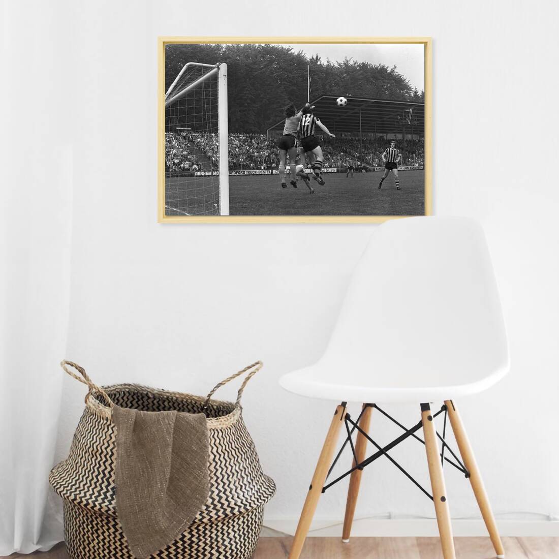 Zwart-witfoto uit 1974 van Vitesse - Volendam in Arnhem. – canvas naturel baklijst in keuken