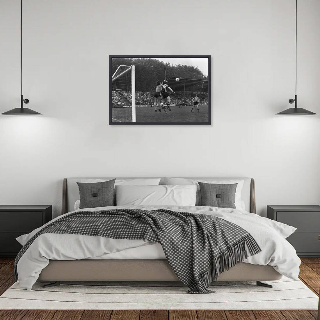 Zwart-witfoto uit 1974 van Vitesse - Volendam in Arnhem. – canvas zwarte baklijst in slaapkamer