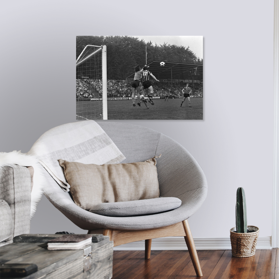 Zwart-witfoto uit 1974 van Vitesse - Volendam in Arnhem. – canvas zonder lijst in leeshoek
