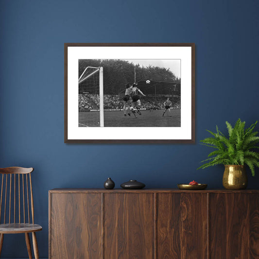 Zwart-witfoto uit 1974 van Vitesse - Volendam in Arnhem. – donkerbruine wissellijst in woonkamer
