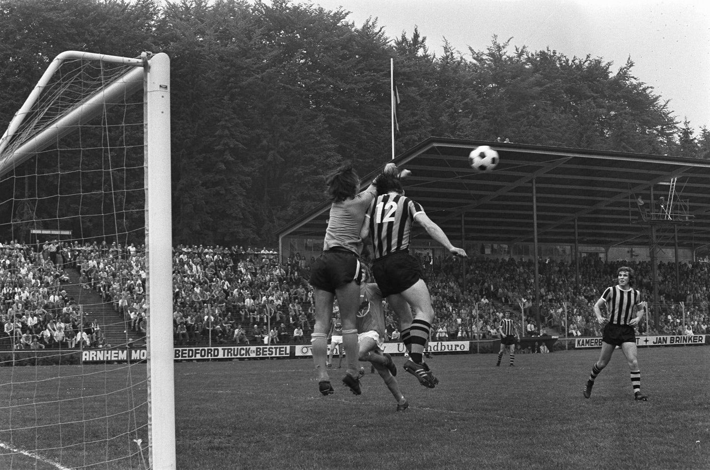Zwart-witfoto uit 1974 van Vitesse - Volendam in Arnhem.