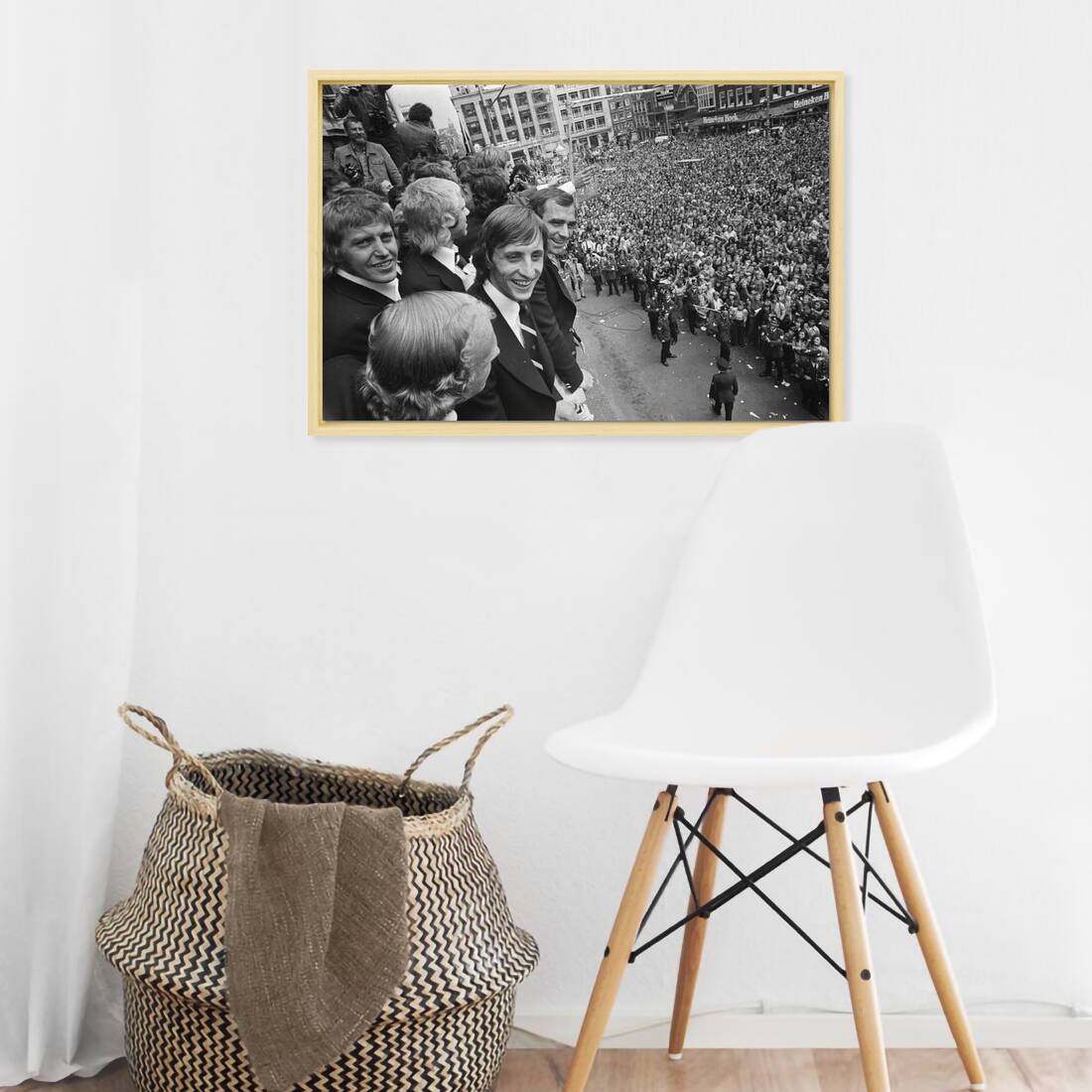 Zwart-witfoto uit 1974 van de huldiging van Johan Cruijff op het Leidseplein in Amsterdam. – canvas naturel baklijst in keuken