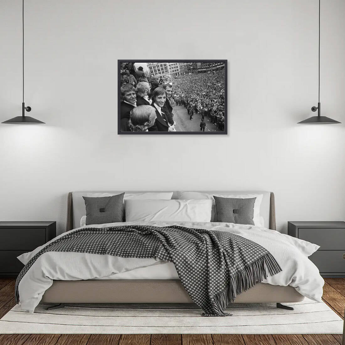 Zwart-witfoto uit 1974 van de huldiging van Johan Cruijff op het Leidseplein in Amsterdam. – canvas zwarte baklijst in slaapkamer