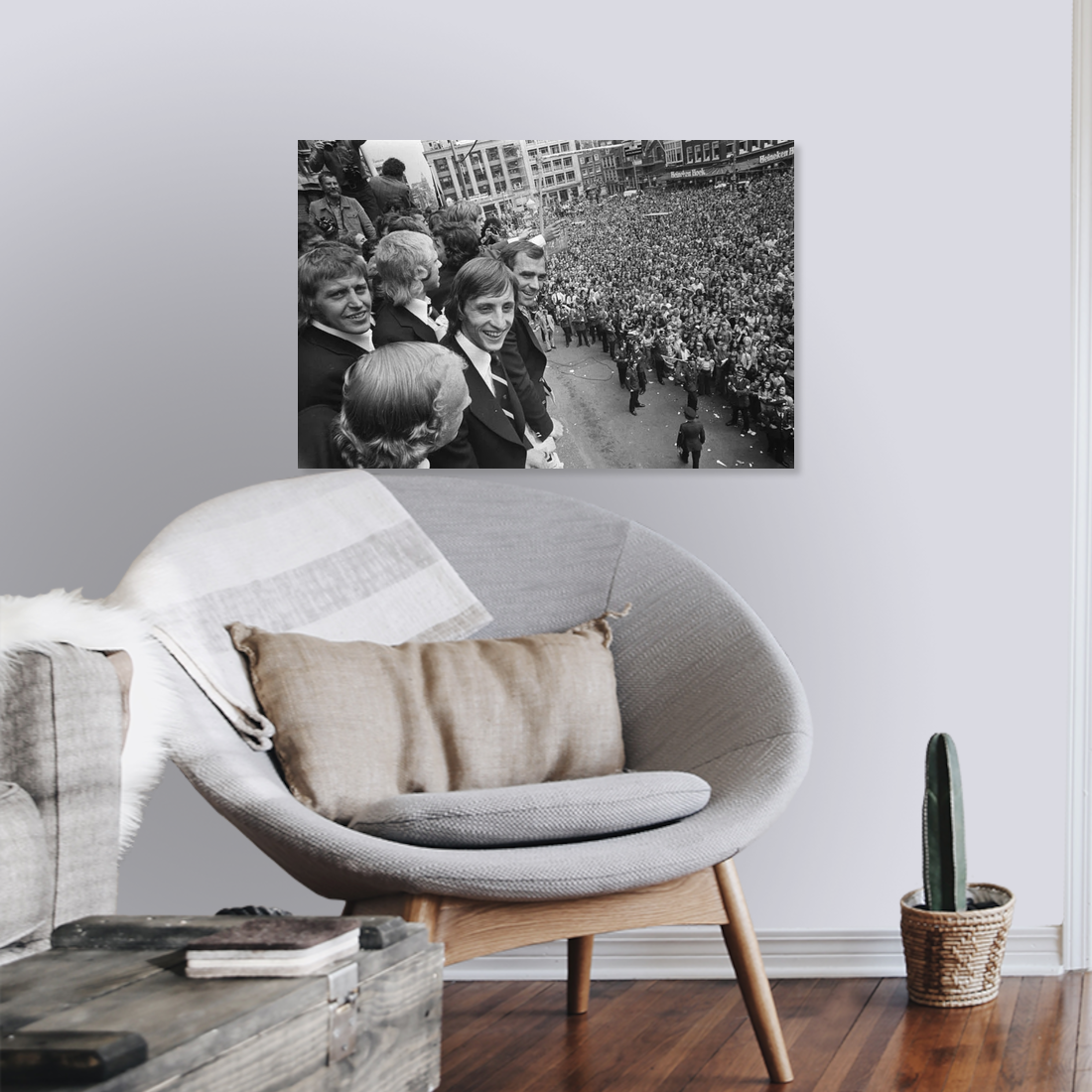 Zwart-witfoto uit 1974 van de huldiging van Johan Cruijff op het Leidseplein in Amsterdam. – canvas zonder lijst in leeshoek