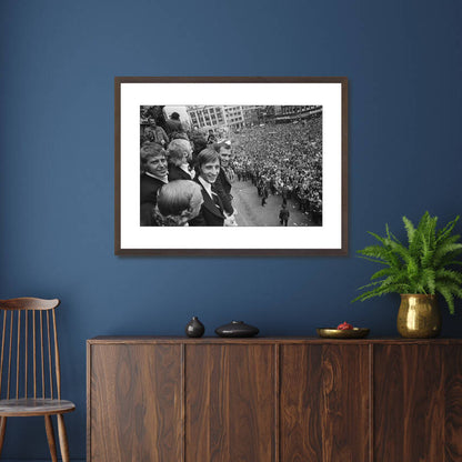 Zwart-witfoto uit 1974 van de huldiging van Johan Cruijff op het Leidseplein in Amsterdam. – donkerbruine wissellijst in woonkamer